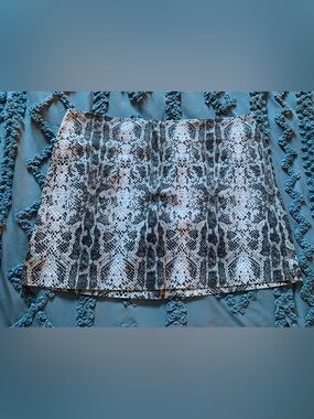 Vintage Bugle Boy Black and White Snake-Print Mini Skirt with Side Slits